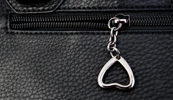 Zipper preto em um saco de couro — Fotografia de Stock