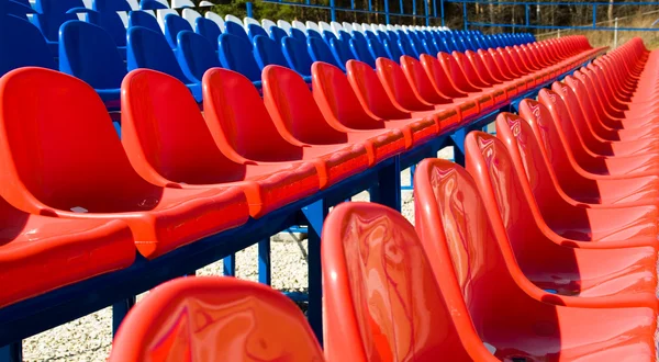 Rode plastic stoelen in het stadion. — Stockfoto