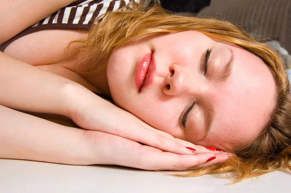 Молодая женщина спит — стоковое фото