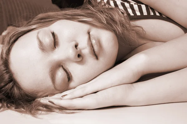 寝てる若い女性 — ストック写真