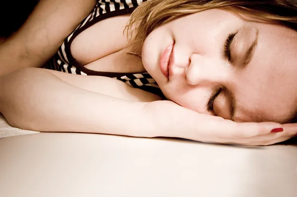 Jovem mulher dormindo — Fotografia de Stock
