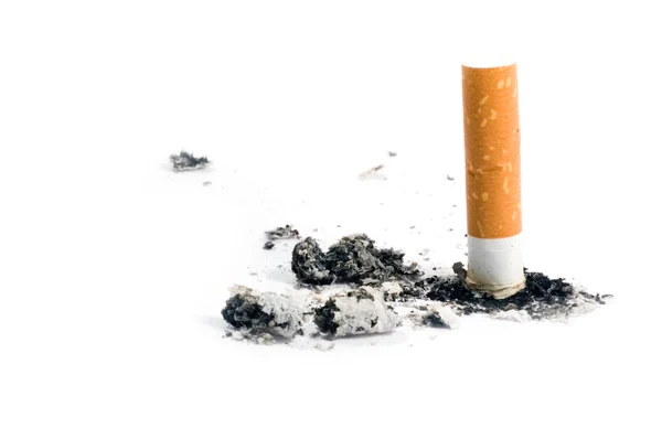 Сигаретный зад на белом — стоковое фото