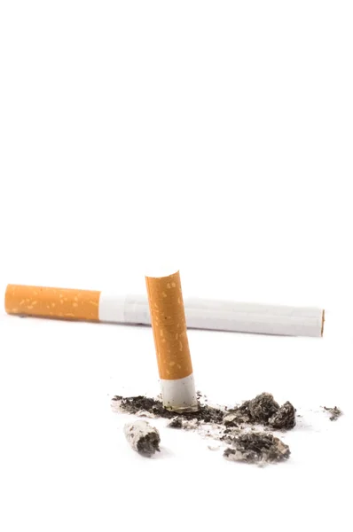 Colilla de cigarrillo sobre blanco — Foto de Stock