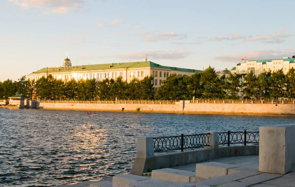 Utsikt över kaj kaj vall Jekaterinburg City — Stockfoto