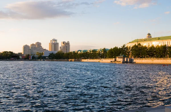 Utsikt över kaj kaj vall Jekaterinburg City. — Stockfoto
