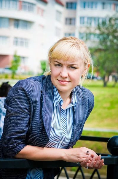Utomhus porträtt av allvarliga vacker blond kvinna — Stockfoto