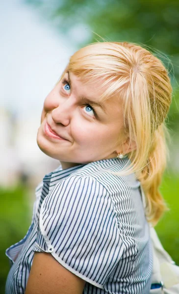 Zewnątrz portret myśli piękne blond kobieta — Zdjęcie stockowe