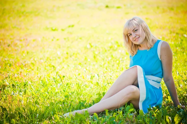 Young woman in a park — Stock Photo, Image