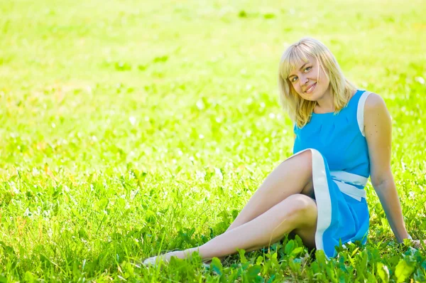 Young woman in a park — Stock Photo, Image
