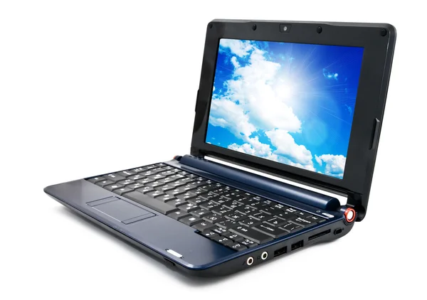 Современный и стильный ноутбук с голубыми облачными обоями неба — стоковое фото