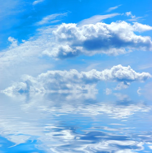 Bellissimo cielo estivo con riflesso d'acqua — Foto Stock