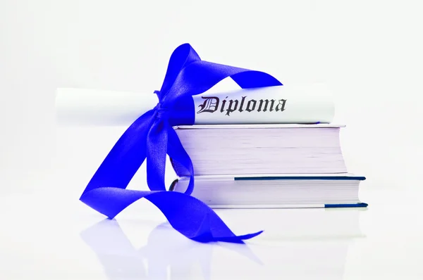 Diploma con cinta azul y libros — Foto de Stock