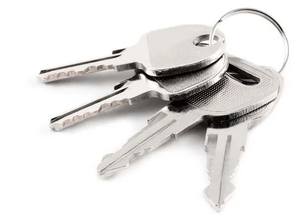 Un mucchio di chiavi isolate su uno sfondo bianco pulito — Foto Stock