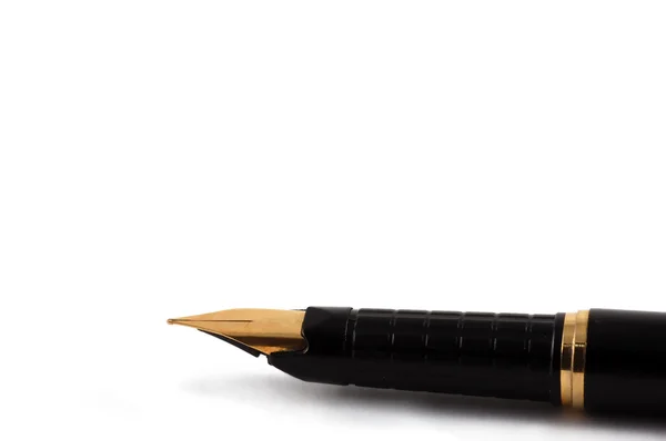 Close-up de uma caneta-tinteiro isolada sobre um fundo branco — Fotografia de Stock