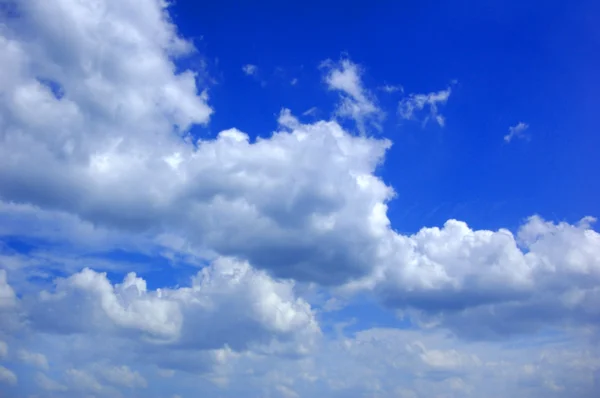 Arka plan soyut: mavi gökyüzü ve bulutlar — Stok fotoğraf