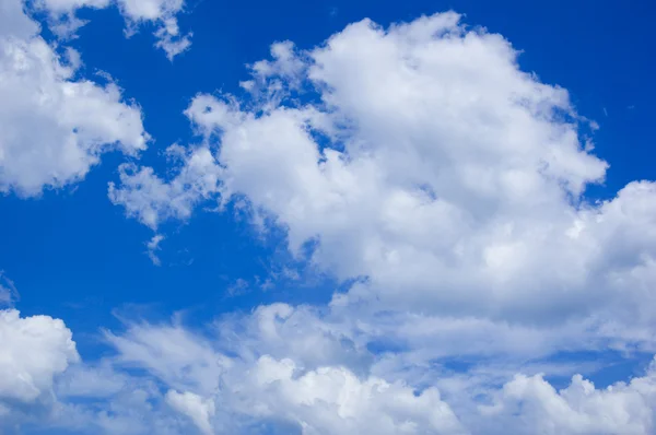 Abstract achtergrond: blauwe lucht en de wolken — Stockfoto