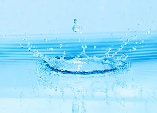 Выплеск голубых капель воды — стоковое фото