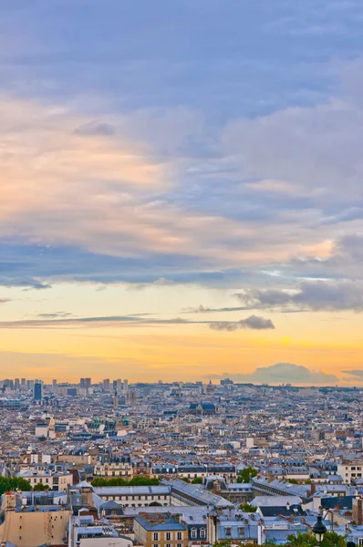 Parijs skyline vanaf de sacre coeur bij een zonsondergang zomer. — Stockfoto