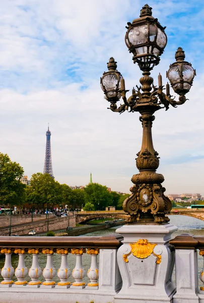Lanterne de rue sur le pont Alexandre III contre l'Eiffel — Photo