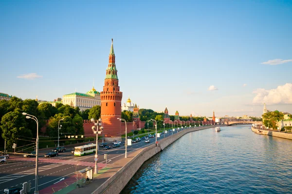 Um aterro do Kremlin de Moscou está na Rússia. Pôr do sol — Fotografia de Stock