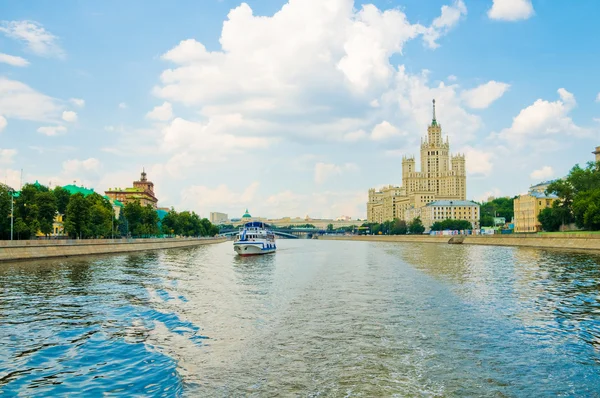 Річка теплохід по Москві річці — стокове фото