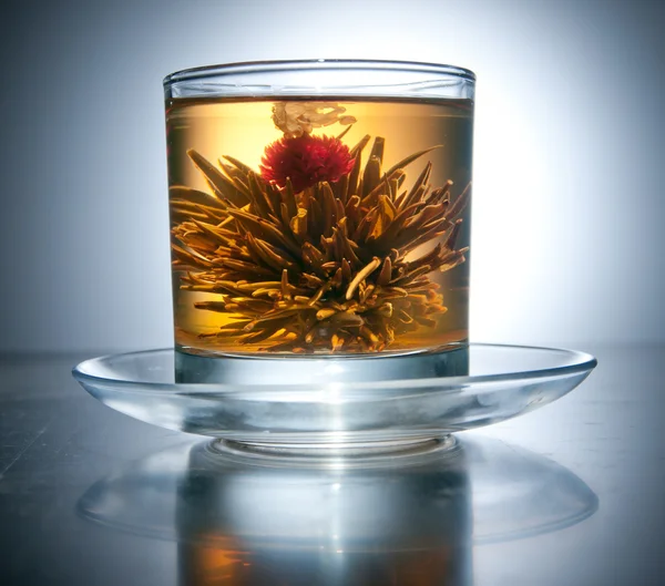 咲く花緑茶のカップ — ストック写真