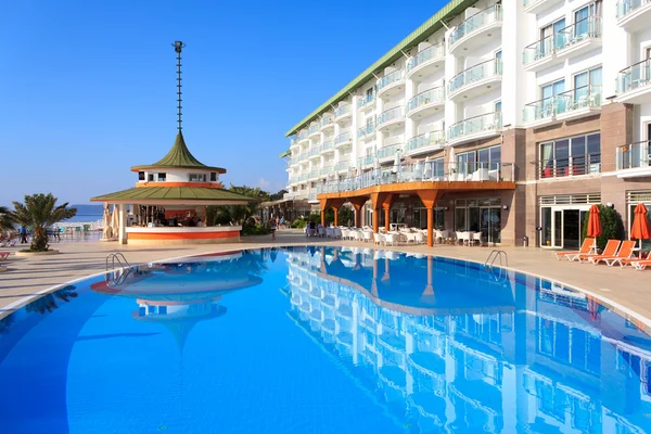 游泳池的酒店，土耳其在 — 图库照片