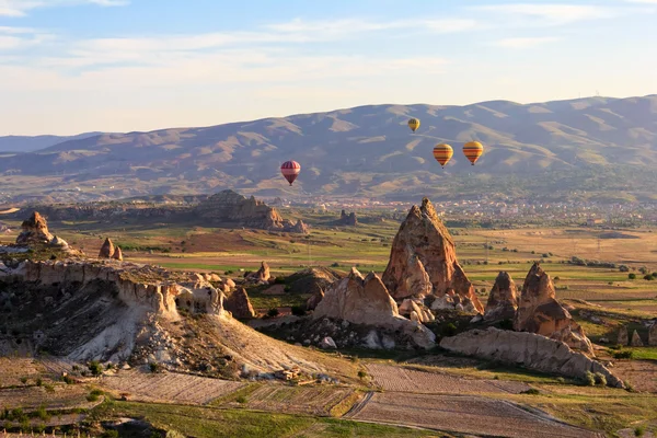 Μπαλόνι που πετούν πάνω από την Καππαδοκία, Τουρκία — Φωτογραφία Αρχείου