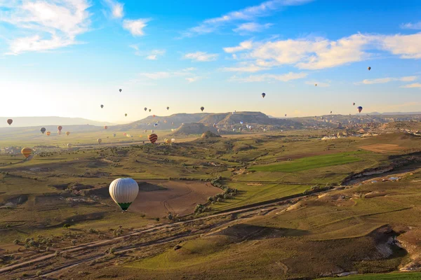 Varmluftsballong som flyger över Kappadokien, kalkon — Stockfoto