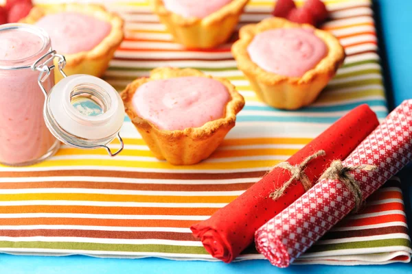 Kuchen mit Himbeer-Joghurt-Dessert — Stockfoto