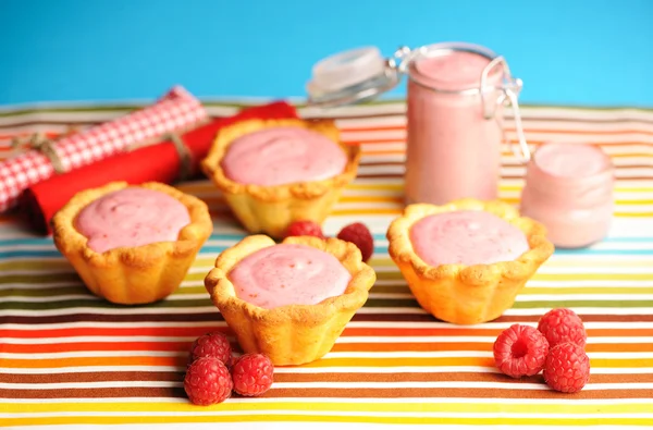 Taart met frambozenyoghurt dessert — Stockfoto