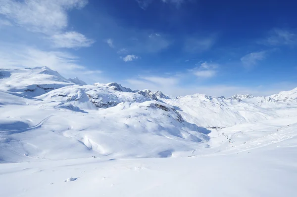 Kışın karlı dağlar — Stok fotoğraf