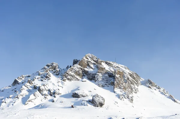 Berg med snö på vintern — Stockfoto