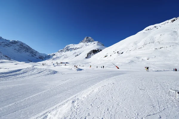 Góry ze śniegiem w zimie — Zdjęcie stockowe