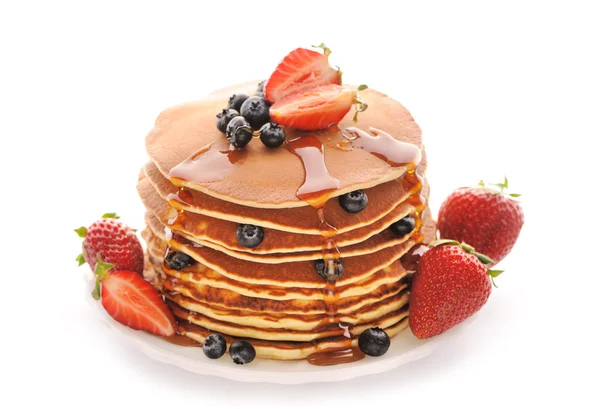 Pancake dengan stroberi dan blueberry — Stok Foto