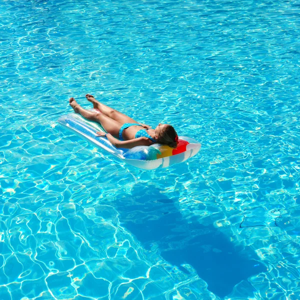 Ragazza in piscina — Foto Stock