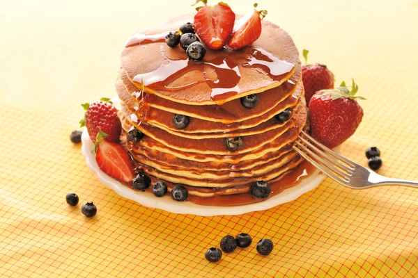 Pancakes with strawberry and blueberries — Stock Photo, Image