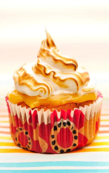 Cupcake con crema batida —  Fotos de Stock