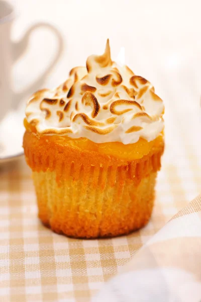 Cupcake con crema batida —  Fotos de Stock