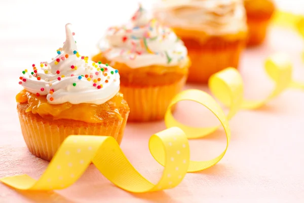 Cupcakes with whipped cream — Stock Photo, Image