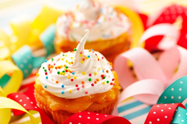 Cupcakes mit Schlagsahne — Stockfoto