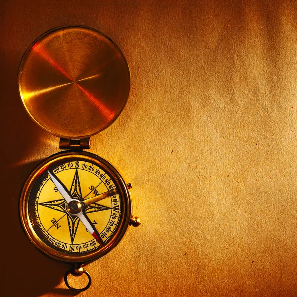 Starožitný mosazný kompas starý pozadí — Stock fotografie