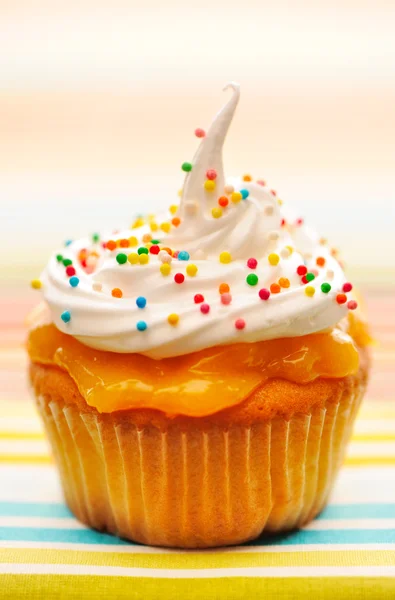 Cupcake med vispad grädde — Stockfoto