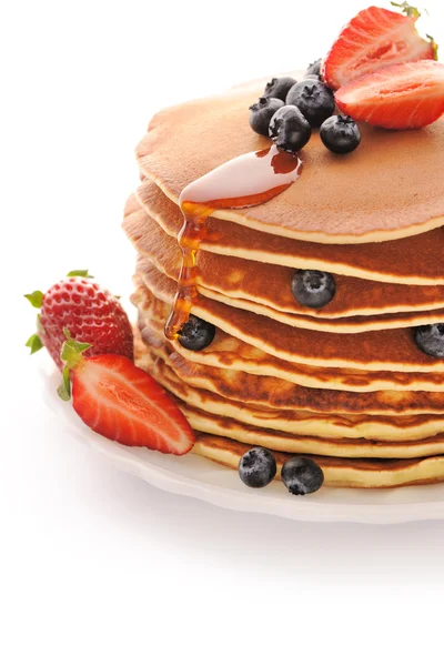 Çilek ve böğürtlen ile Pancakes — Stok fotoğraf
