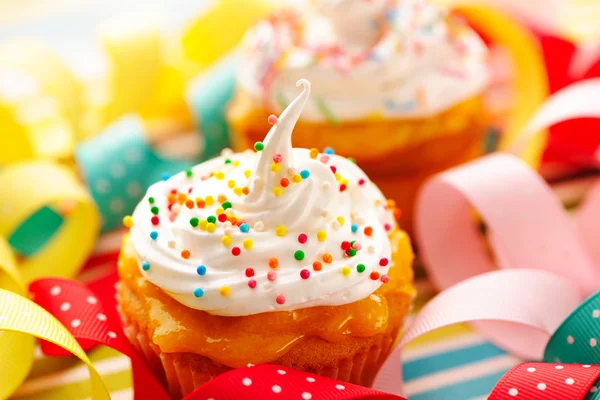 Cupcakes con crema batida —  Fotos de Stock