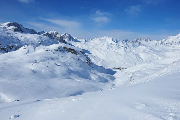 Montanhas com neve no inverno — Fotografia de Stock