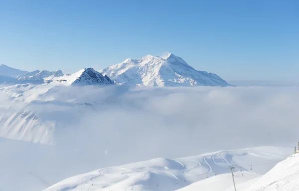 Горы в облаках с снегом зимой — стоковое фото