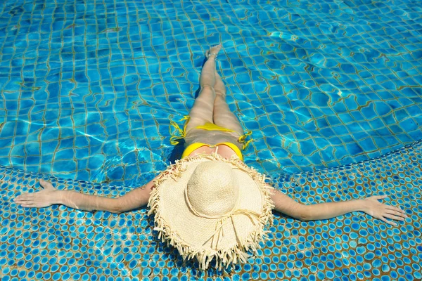 수영장에서 여자 — 스톡 사진