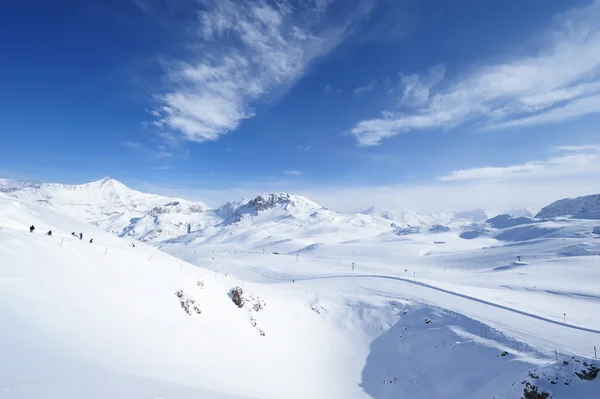 Góry ze śniegiem w zimie — Zdjęcie stockowe