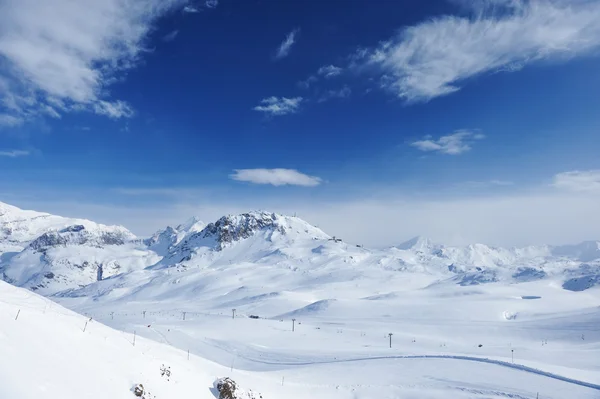 Горы со снегом зимой — стоковое фото